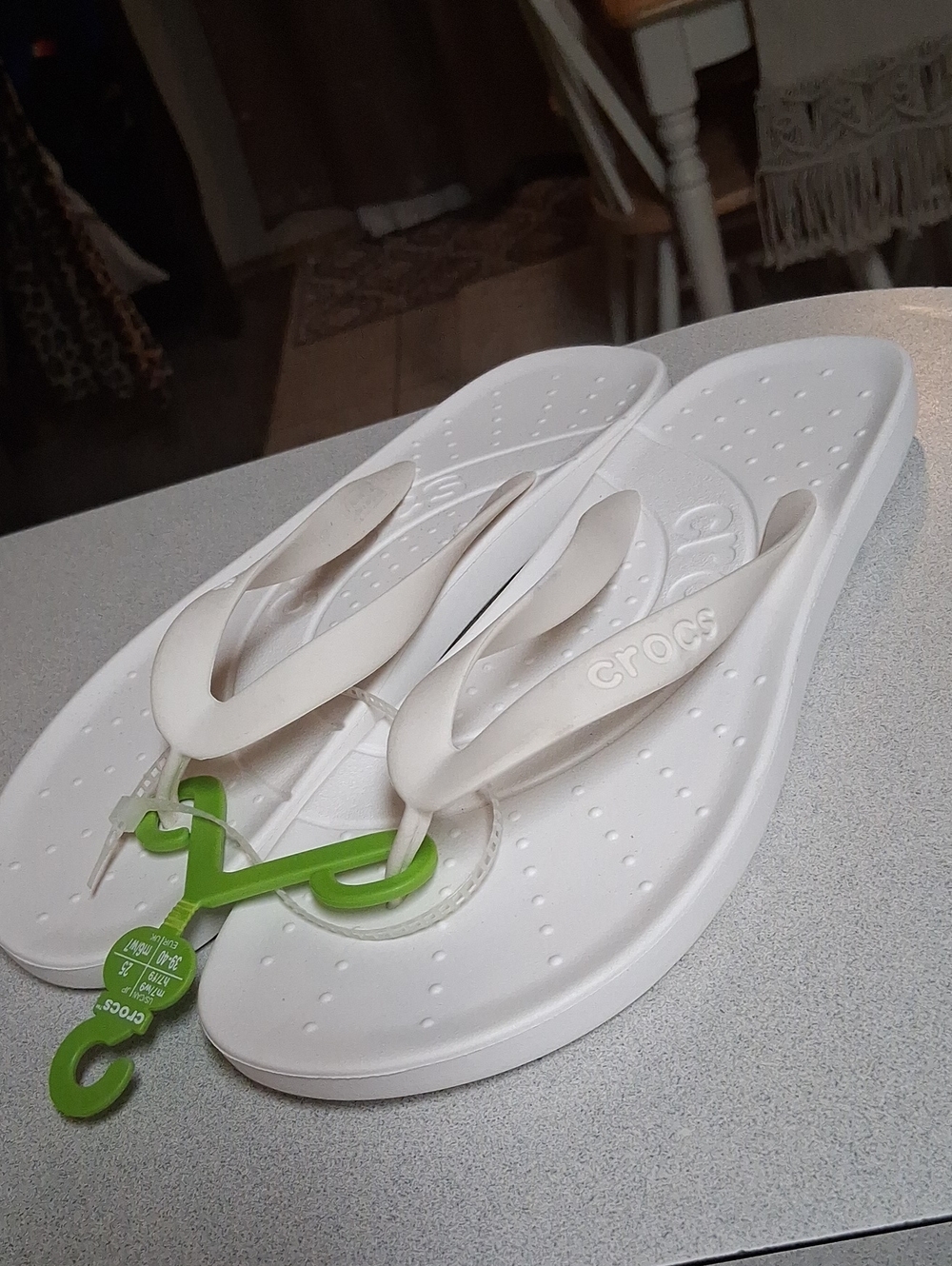 BNWT Women's CROC Classic White Flip Sandals SIZE M7 W9